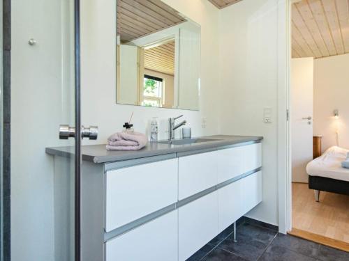 Un baño de Holiday home Glesborg CXXV