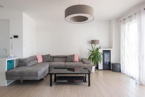 salon z kanapą i stołem w obiekcie Maison Janas - Welkeys w mieście La Seyne-sur-Mer