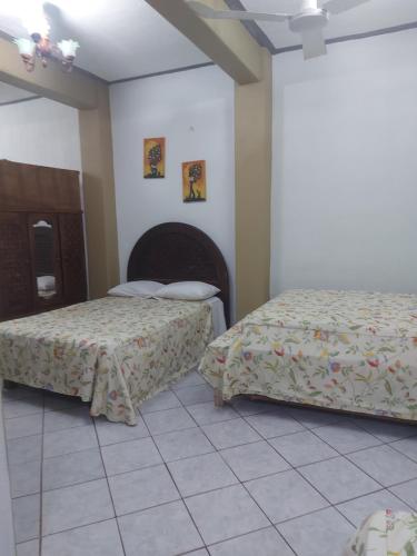 En eller flere senger på et rom på Casa Huatulco