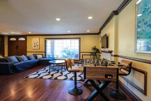 Cheerful 5BD Villa with Pool – Photos 5