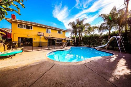 Cheerful 5BD Villa with Pool