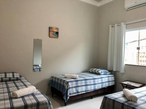 1 Schlafzimmer mit 2 Betten und einem Fenster in der Unterkunft Casa dos Ventos Barreirinhas in Barreirinhas