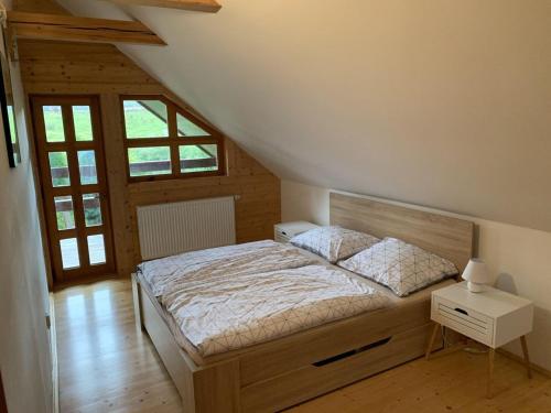ŠluknovにあるScenic holiday home in luknov with gardenのベッドルーム1室(屋根裏部屋に大型ベッド1台付)