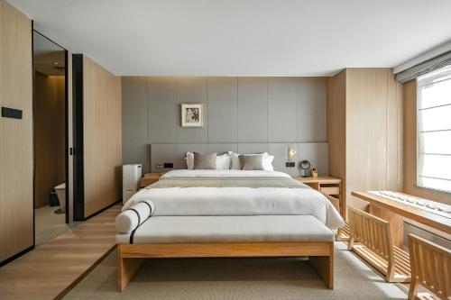 Un dormitorio grande con una cama grande y una ventana. en Shenzhen ALLIN Space to time, en Shenzhen