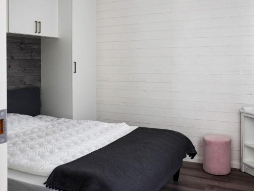 um quarto branco com uma cama com um cobertor preto em Holiday home SÄFFLE IV em Säffle