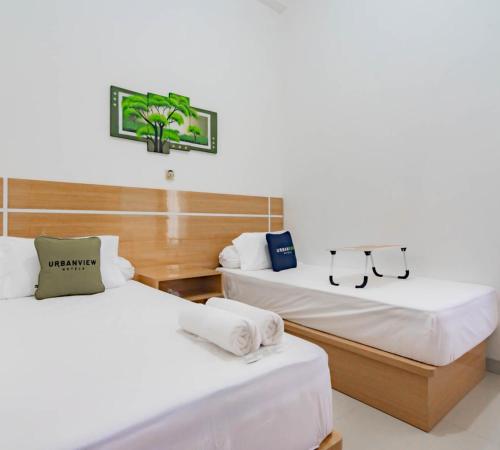 Ένα ή περισσότερα κρεβάτια σε δωμάτιο στο Urbanview Hotel Bundaran Besar Palangkaraya by RedDoorz