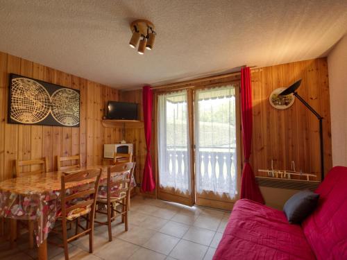 un salon avec une table et une salle à manger dans l'établissement Appartement cosy à Morillon, proche lac Bleu, terrasse sud, 4 pers, piste ski bus, sans internet - FR-1-642-69, à Morillon