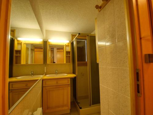 uma casa de banho com 2 lavatórios e um chuveiro em Appartement Morillon Village, 2 pièces, 4 personnes - FR-1-642-69 em Morillon