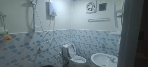 a bathroom with a toilet and a sink at บ้านไร่ระเบียงฟ้า น้ำหนาว แคมป์ปิ้ง in Ban Phu Hi