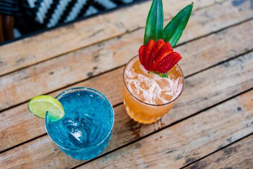 バンクスタウンにあるBankstown Hotelの木製テーブルの上でドリンクとともにカクテル2杯