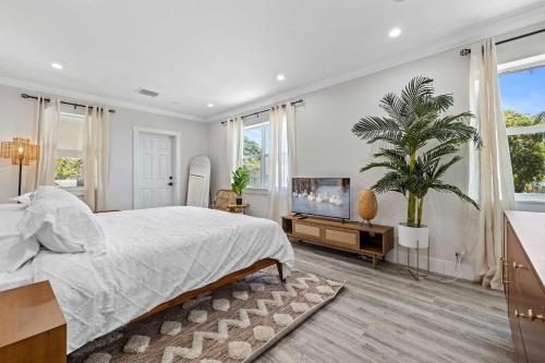 Ένα ή περισσότερα κρεβάτια σε δωμάτιο στο THE PALMS 3BR-Minutes to Beach, Scuba, Downtown, Airport