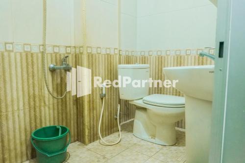 Phòng tắm tại Grand Kembar Hotel Mitra RedDoorz