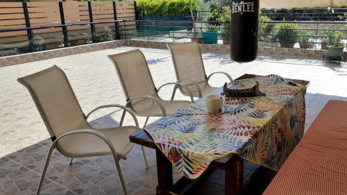um grupo de cadeiras em torno de uma mesa com uma toalha de mesa em Immaculate 2-Bed Apartment em Glyka Nera