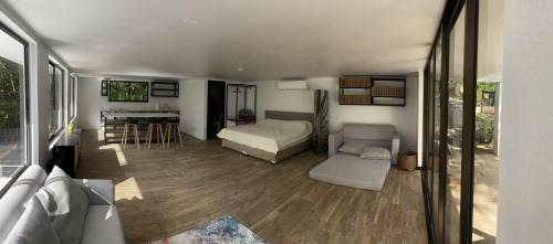 a living room with a bed and a dining room at Loft Mágico en Nativa Resort in Tarcoles