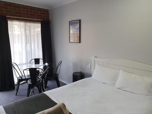 Postel nebo postele na pokoji v ubytování Golden Reef Motor Inn