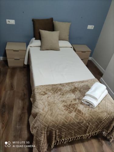 1 dormitorio con 1 cama grande con sábanas blancas en Casa marina, en Puebla de Sanabria