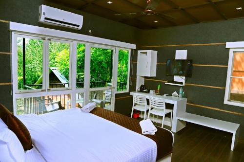 Postel nebo postele na pokoji v ubytování Santhi Hill View Resort