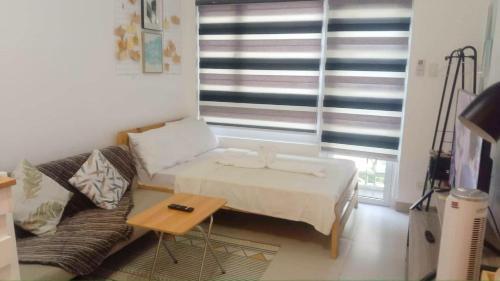 Ein Bett oder Betten in einem Zimmer der Unterkunft Tagaytay Staycation 1Br w/ Balcony at SMDC Cool Suites