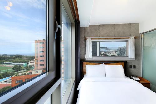 Ένα ή περισσότερα κρεβάτια σε δωμάτιο στο Cornerstone Hotel