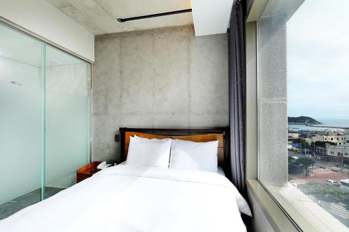 Ένα ή περισσότερα κρεβάτια σε δωμάτιο στο Cornerstone Hotel