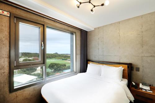 Ένα ή περισσότερα κρεβάτια σε δωμάτιο στο Cornerstone Hotel