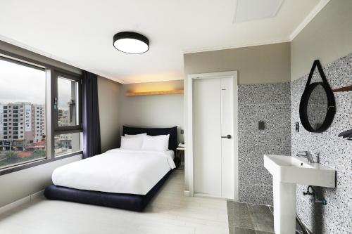 Ένα ή περισσότερα κρεβάτια σε δωμάτιο στο Cornerstone Hotel