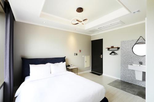 Ένα ή περισσότερα κρεβάτια σε δωμάτιο στο Cornerstone Hotel