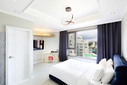 Ένα ή περισσότερα κρεβάτια σε δωμάτιο στο Cornerstone Hotel