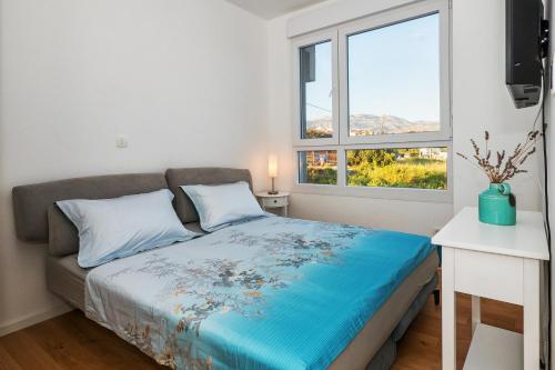 Posteľ alebo postele v izbe v ubytovaní Sea view with garden apartment Joshua