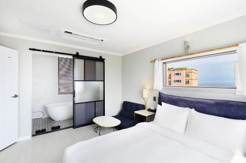 Ένα ή περισσότερα κρεβάτια σε δωμάτιο στο Cornerstone Hotel