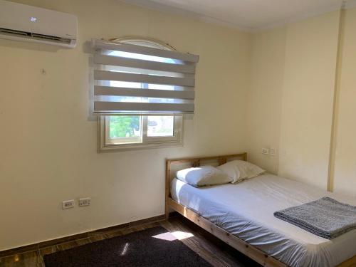 Postel nebo postele na pokoji v ubytování Modern downtown Sheikh Zayed Condo