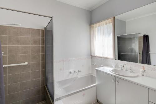 W łazience znajduje się wanna, umywalka i prysznic. w obiekcie Avalon Cottage w mieście Port Fairy