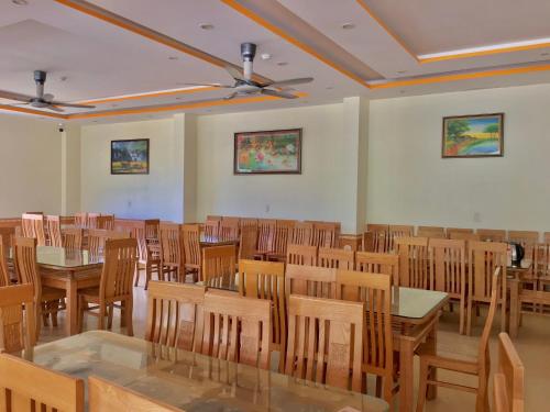 a dining room with wooden tables and chairs at Khách Sạn - Nhà Hàng So Oanh - Gần Thác Bản Giốc in Cao Bằng