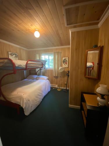 Zdjęcie z galerii obiektu Cozy 2 bedroom cabin next to trails and beaches. w mieście Pender Island