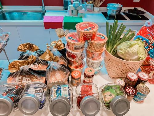 een toonbank vol met allerlei soorten eten bij 宜蘭馬堡莊園10-28人包棟民宿 in Shangwu