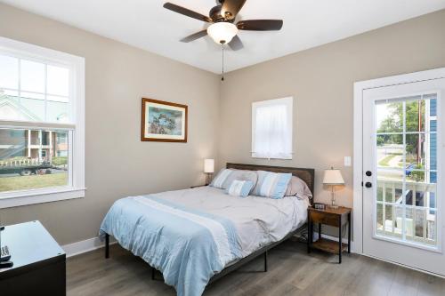 a bedroom with a bed and a ceiling fan at The Bird House on Turtle Bay in Nashville