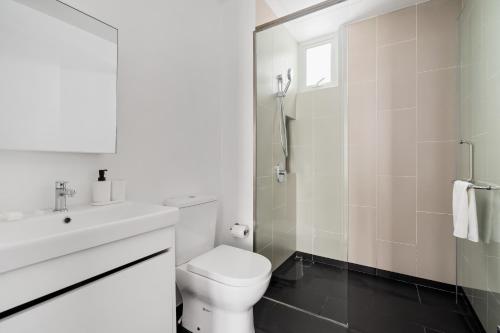 Ένα μπάνιο στο Una serviced Apartment