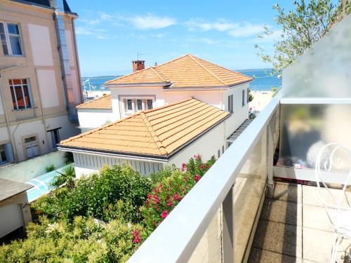 a balcony with a view of a house at Appartement hyper centre Arcachon in Arcachon