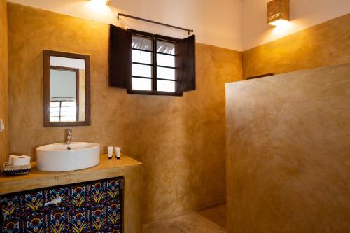 Bilik mandi di Nyumbani Residence Suites