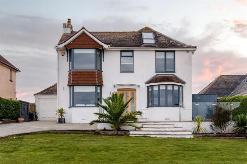Romany - Family home next to Broadsand Beach with panoramic sea views