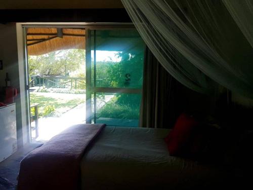 Tempat tidur dalam kamar di Caprivi River Lodge