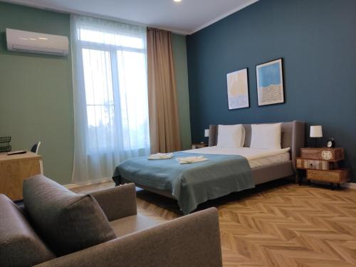 A bed or beds in a room at Las Brisas Garden Apartment