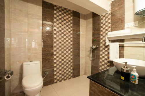 a bathroom with a toilet and a sink at LiveAway Ramgarh, Nainital in Rāmgarh