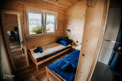 a small room with two beds and a window at Lawendowy Zakręt in Ustrzyki Dolne