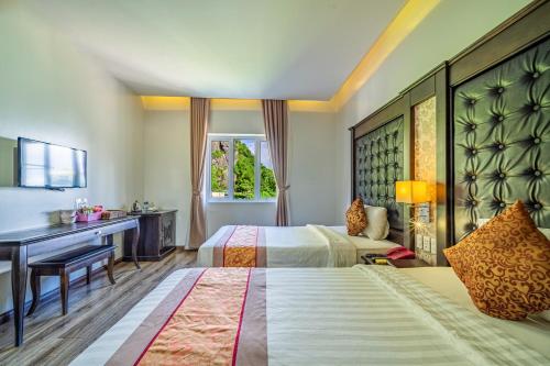 Säng eller sängar i ett rum på Ha Long Park Hotel