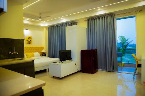 Televisyen dan/atau pusat hiburan di Lime Tree Luxury Studio - Service Apartment Near Artemis Hospital ,Gurgaon