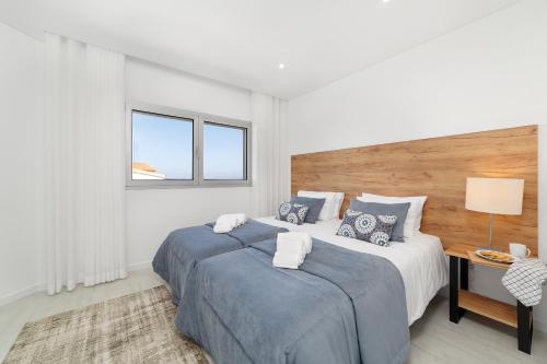 Postel nebo postele na pokoji v ubytování 3 Bedroom Holiday Apartment with Sea View Terrace - Nazaré views SCH059