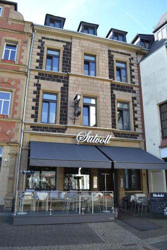 a building with tables and chairs in front of it at Boutique-Hotel "Stilvoll" in Andernach