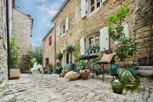 a courtyard with chairs and vases in a building at Casa Ars Natura II in Grožnjan