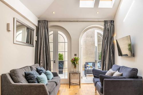 una sala de estar con 2 sofás y una ventana en Bath Circle, en Bath